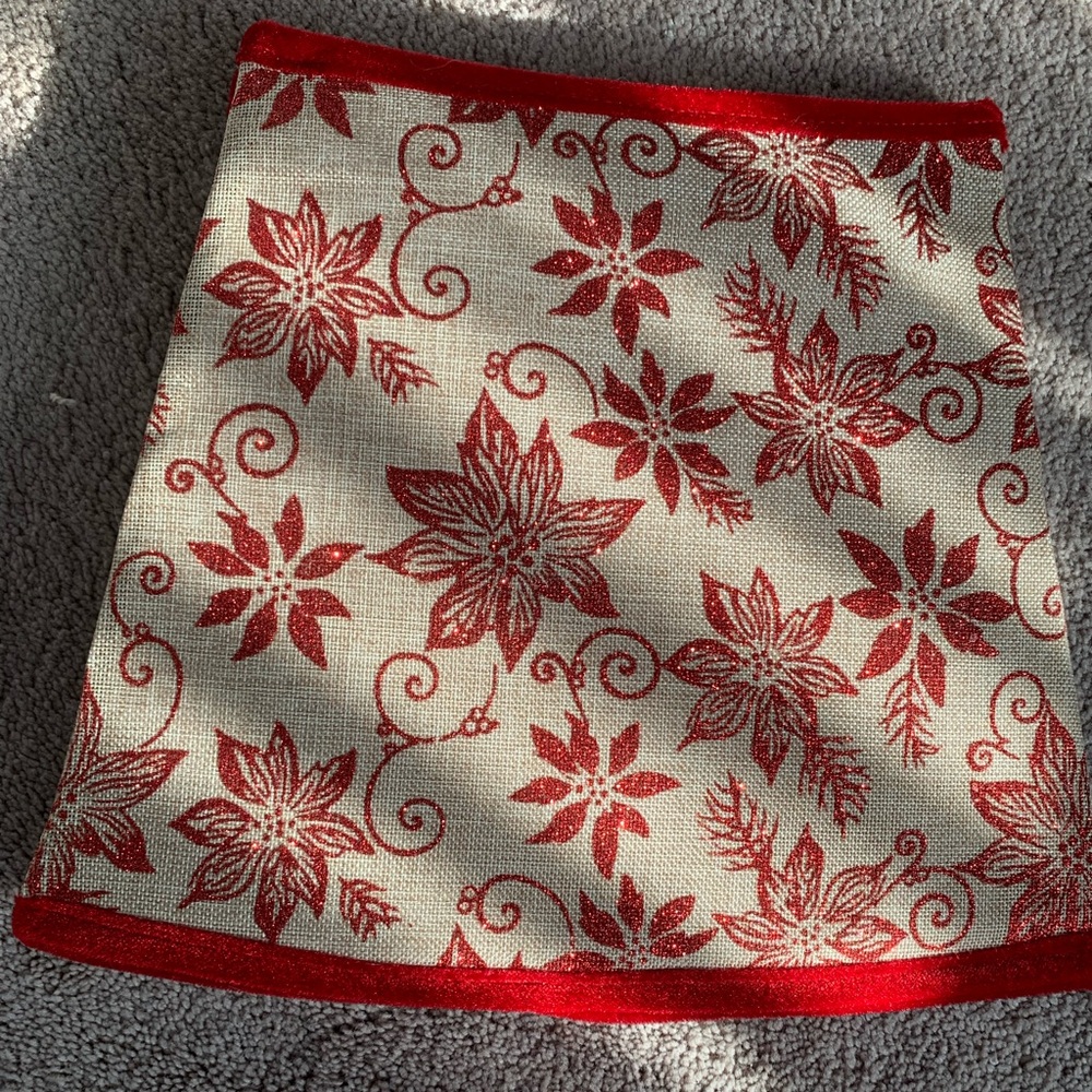 Elegant Red and Cream Christmas Tree Skirt / Stand Collar